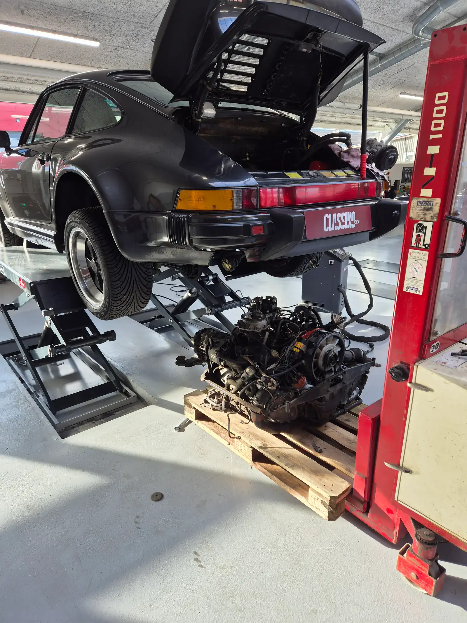 Klassisk Porsche på lift med motoren taget ud på Classikos værksted