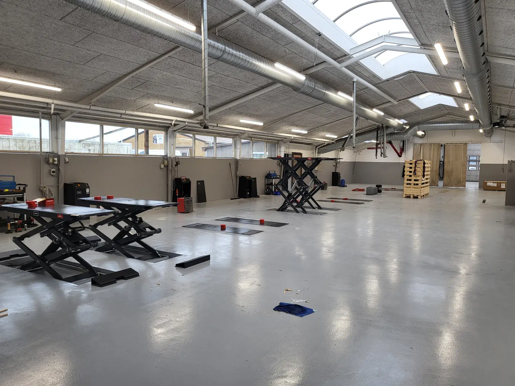 Classikos værksted i Viborg med lifte og arbejdspladser