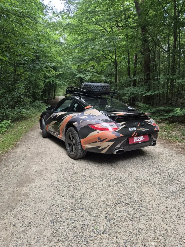 Porsche 997 Safari set bagfra på en skovvej.