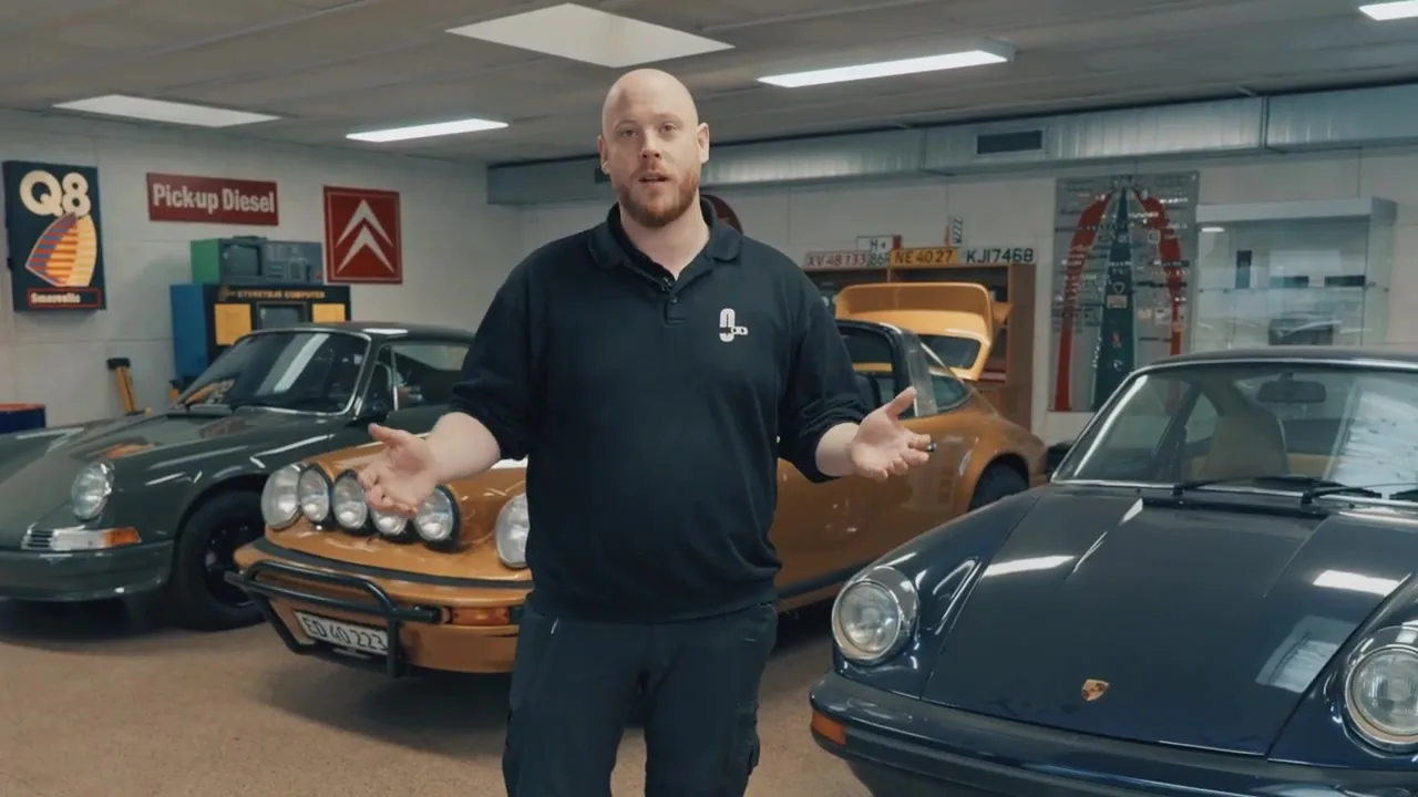 Rasmus Møller Vermeulen på Classikos værksted mellem klassiske Porsche-modeller
