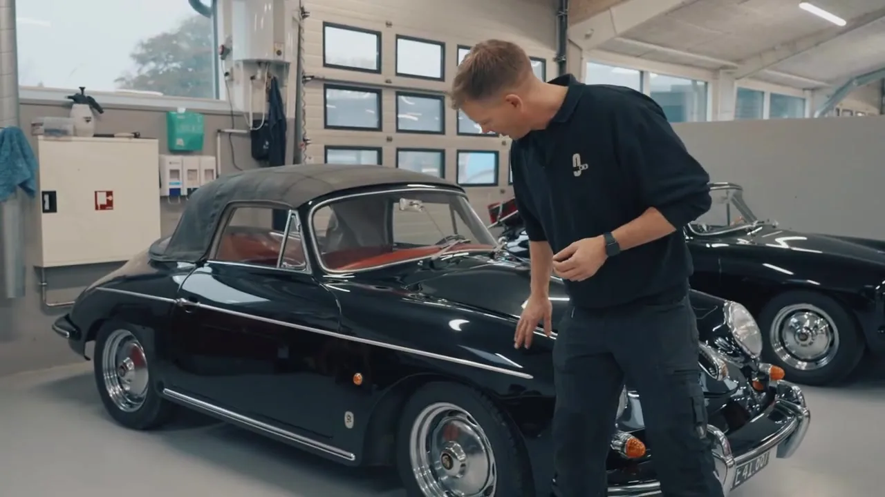Mads Thomsen undersøger karrosseriet på en klassisk Porsche hos Classiko