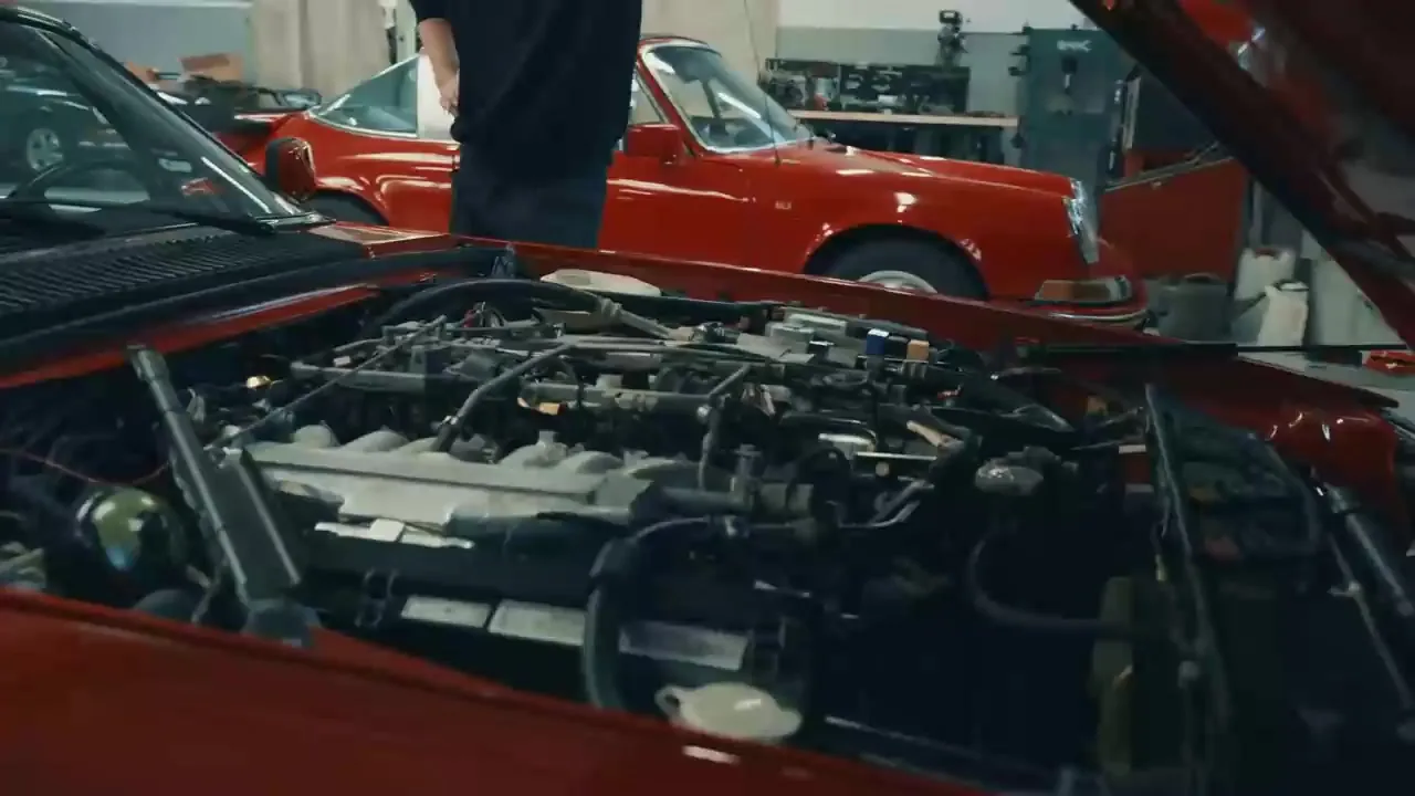 Jaguarens komplekse V12-motorrum